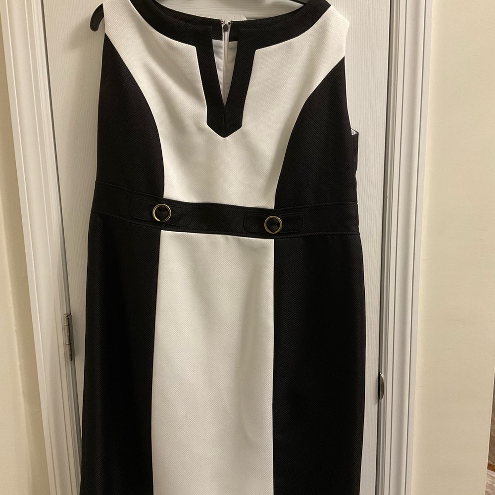 Tahari  Woman’s black and white sleeveless dress